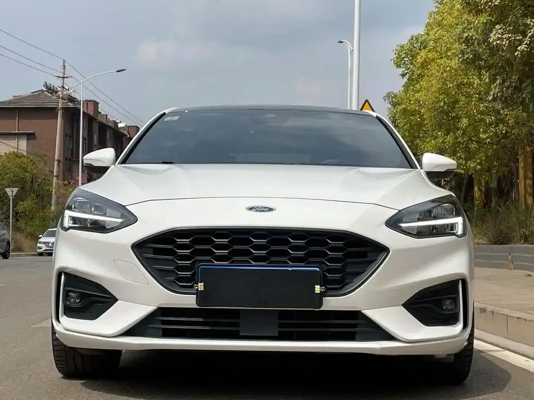 车况精品,价格不高!21年1月,白色两厢福克斯,21款eco - 抖音