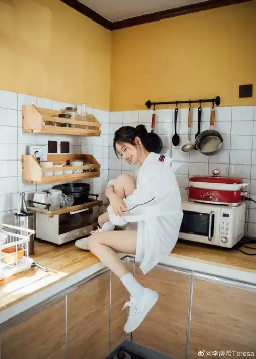 李庚希清新穿搭绽放女神魅力,纤细长腿抢镜,脚踩厨台引争议|妆容|大长