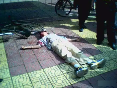 两小偷被数百名学生活活打死(现场震撼组图)