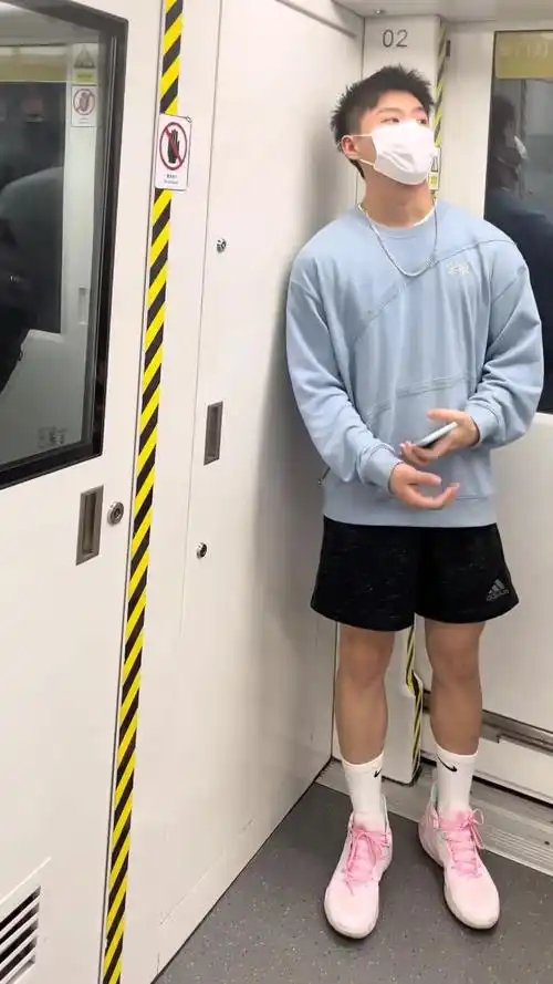 地铁上45码大脚体育生,啊真香-体育视频-搜狐视频