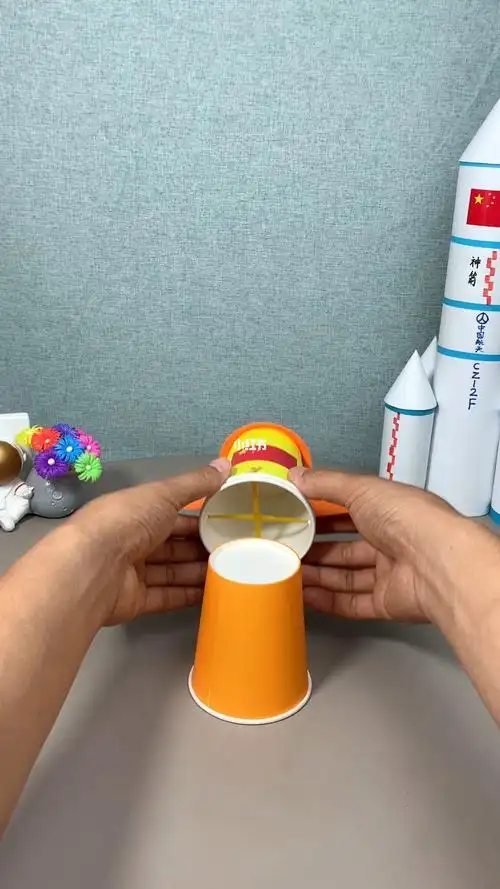 用纸杯做个好玩的火箭发射器轻轻松松就能飞起来幼儿园手工手工diy