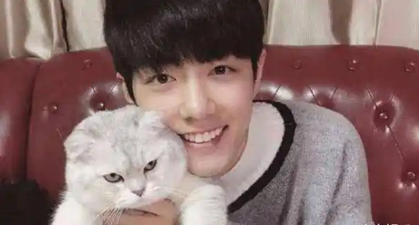 原创继大学时黑料被扒后肖战更多生活照曝光长相十分青涩