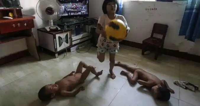 这对双胞胎男孩一天到晚光着身子睡地上,看完很心酸