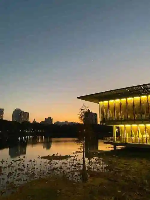 鹿鸣酒家-"有人说麓湖公园是广州市中心的大氧吧,亲临.