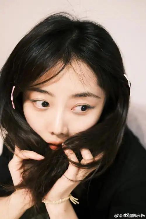 谭松韵蓝色眼头妆##谭松韵蓝色截断眼妆