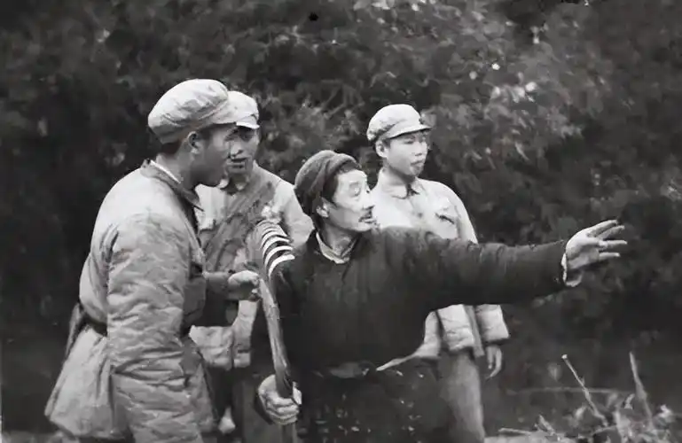 1950年一名土匪在万人大会上受刑却被解放军排长救下为何