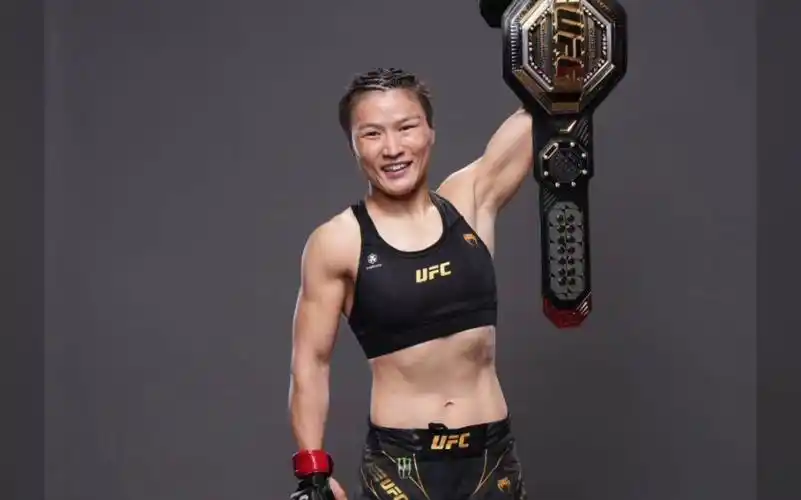 九张张伟丽卫冕成功,赛后拿着腰带的定妆照,下载自取