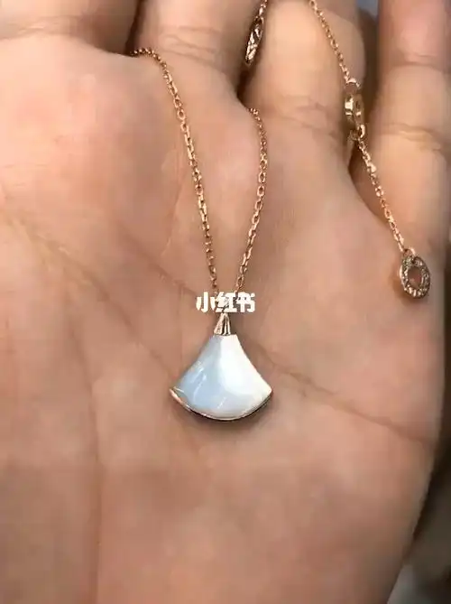 宝格丽白贝母小裙子项链