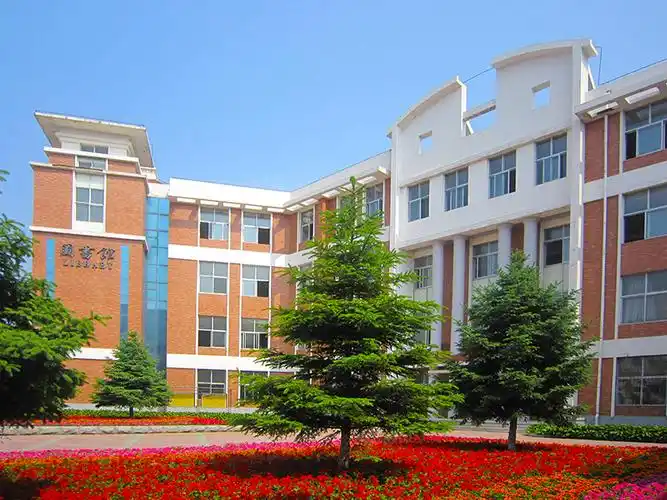 吉林华桥外国语学院图书馆官微的微博