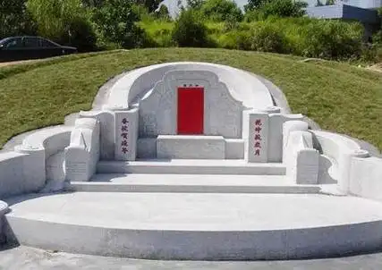 地师看坟先认尸,男女之坟不难知;男坟草根带白朴,女坟草根只带泥;男坟