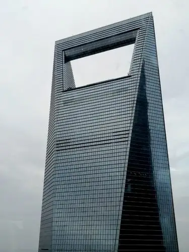 【在金茂大厦上仰望上海地标之一"瓶起子"】