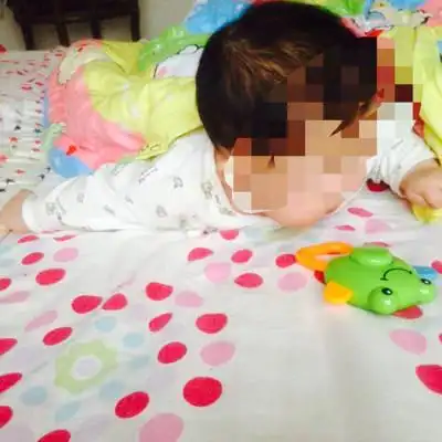 4个月大的宝宝,趴着抬头挺高的,有时手呈飞机状,有点像想要抱的似的