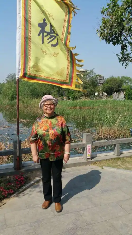 杨字大旗迎风飘,保家卫国好儿郎.