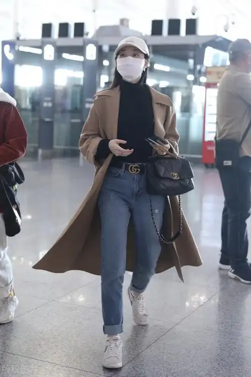 蒋梦婕穿黑色高领针织衫搭卡其色风衣现身,一身穿搭干净符合气质