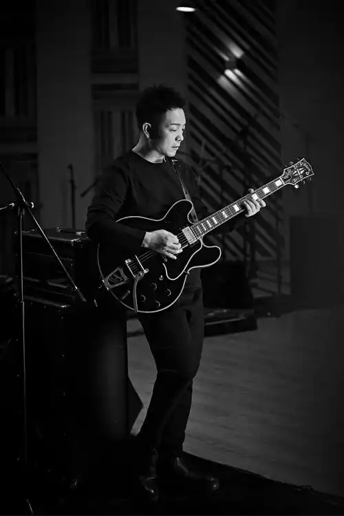 许巍融化在人群中