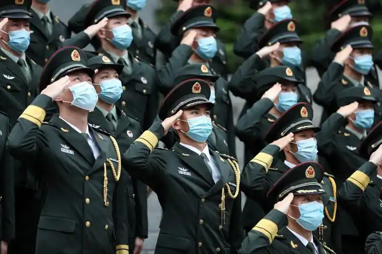 驻澳门部队组织升国旗仪式庆祝建军94周年