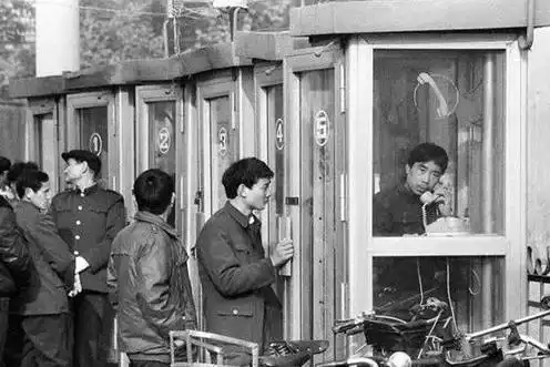 郑州火车站广场上的长途电话亭.