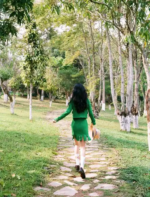 波浪卷发搭配清新风的绿色裙装,活力满满.