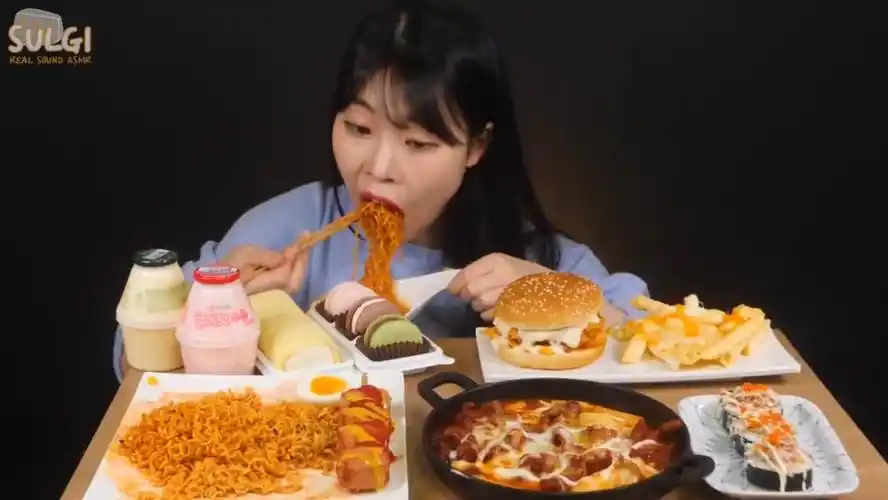 韩国吃货美女便利店大采购汉堡炸鸡火鸡面任意吃暴风吸面真过瘾