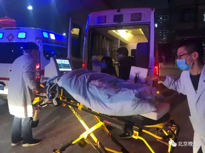 感谢爱心让行返程高峰里救护车一路畅行这个1岁多的孩子有救了