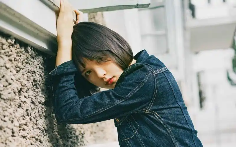 文艺短发女生唯美写真桌面壁纸