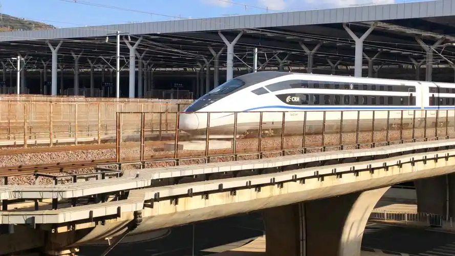 超稀有的crh2e_2463纵向动卧执行昆明南_北京西d930/40出昆明南站(摄