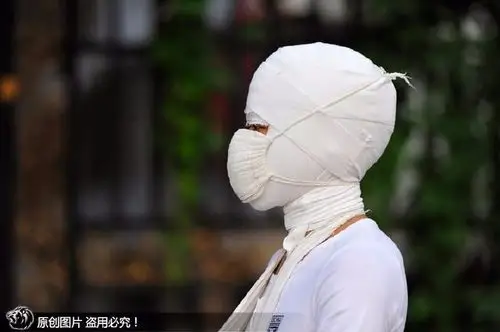 太原街头现活"木乃伊"头裹纱布穿短裙光腿行走