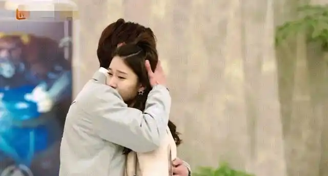 外表高冷内心温暖王一博主动拥抱徐梦洁上演暖心摸头杀