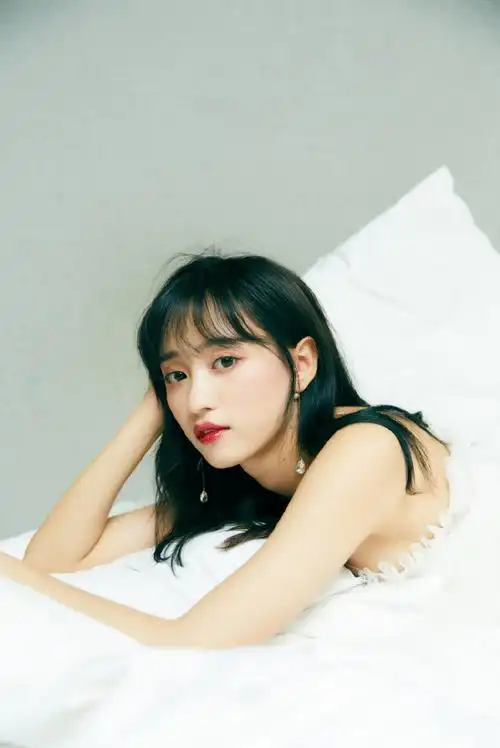 简介:snh48黄婷婷性感动人写真图片,分享一组黄婷婷图片给大家,图中的