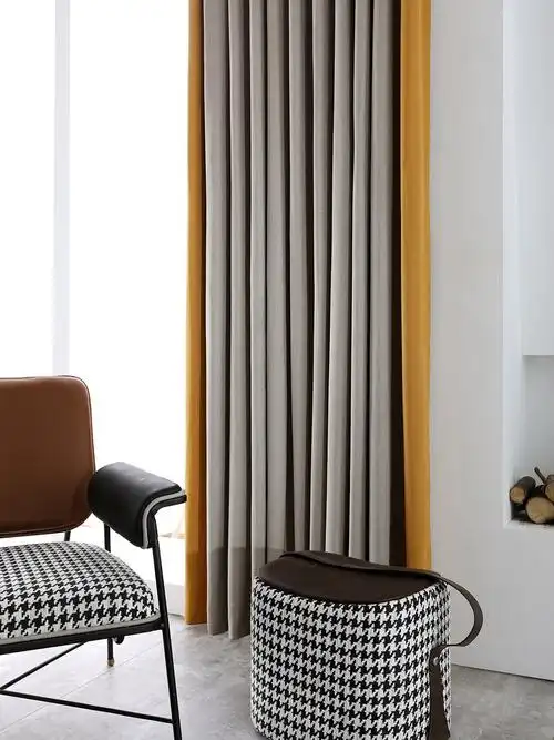 窗帘自身触感软糯,温润厚实,灰色 黄色的拼色搭配,也让肌理随着光线有