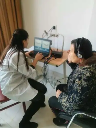 为长者进行听力测试