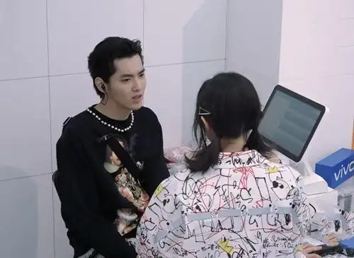 赵今麦与吴亦凡聊天,有谁注意到俩人的眼神?网友:我羡慕了!