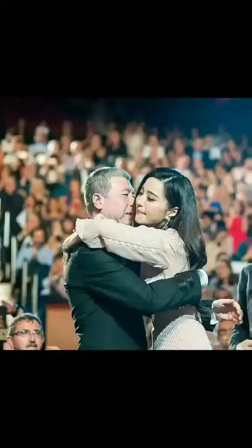 范冰冰和冯小刚拥抱,看表情就知道两人感情不一般