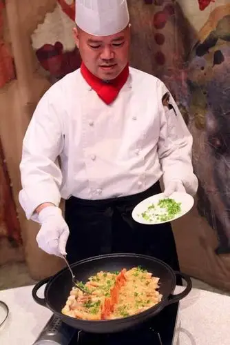 大厨驾到莫西干发型的帅厨私授做菜秘籍上