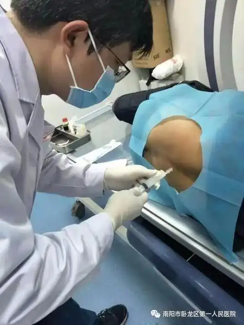 (主治医师沈永宁给患者做ct监控下的骶管注射术)