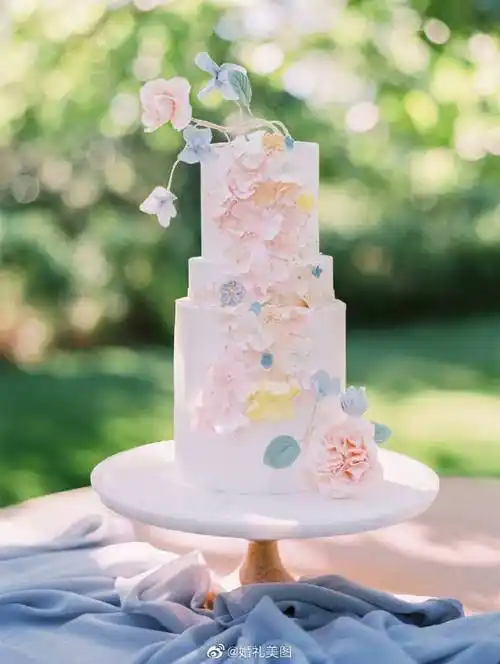 一切都是淡色的,婚礼蛋糕这样配色也很美#. 来自婚礼美图 - 微博
