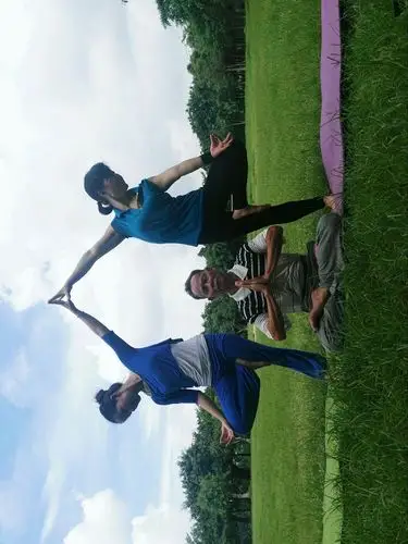 三人一起瑜伽很享受.