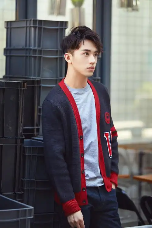 阳光学长许魏洲帅气出游诠释惬意春日街头风