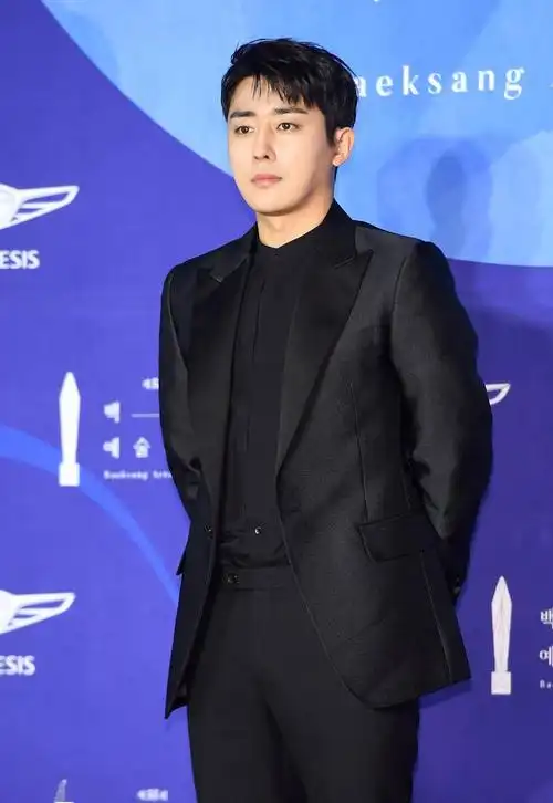 [星闻]孙浩俊与yg娱乐公司分手"6月末合约结束"