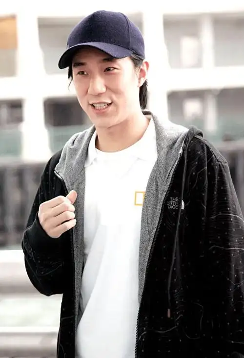 39岁房祖名罕见露脸与友人聊天,被曝暂停演艺事业,专注经商卖酒