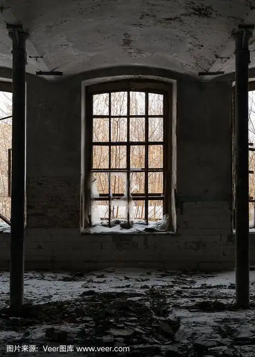 废弃的房间,窗户破了.