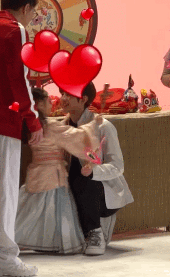 蔡徐坤"单膝跪地"拥抱小女孩,画面太甜,粉丝:抱得是我就好了