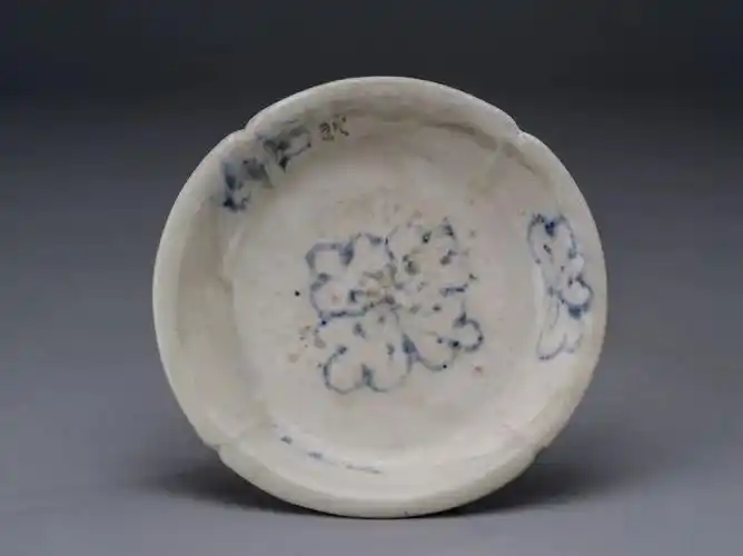 博物馆的众多瓷器文物,包括初次在扬州发现出土的最早的唐青花瓷盘,与