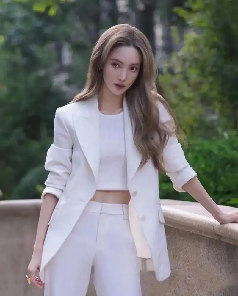 金晨的白色西服造型帅呆了!