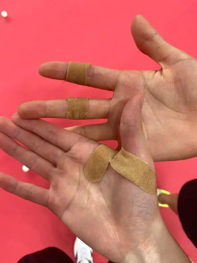 教练太严?王曼昱训练手磨破贴创可贴,遭林高远调侃毫不留情回怼