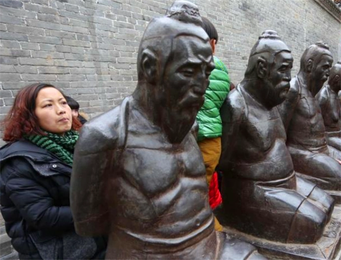 有人发现秦桧家族墓后人拒绝开采结果被挖出满地的金银财宝