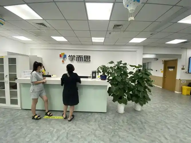 学而思培优徽州大道店,初一学生家长陈女士正在咨询秋季数学学科的