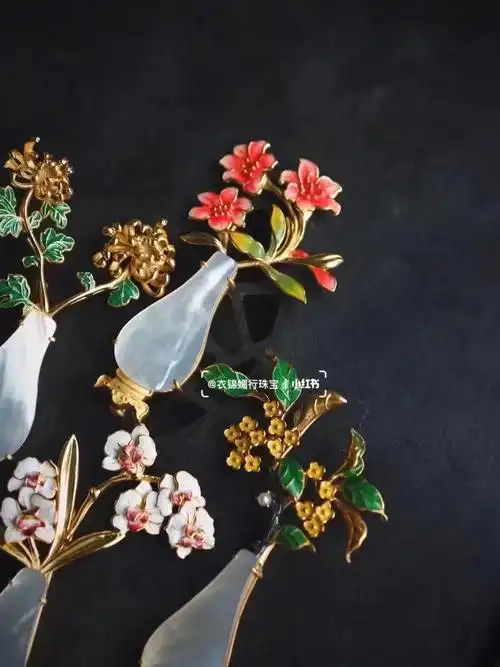 925纯银镀金镶嵌螺钿,以花卉为题材设计的吊坠胸针两用款.