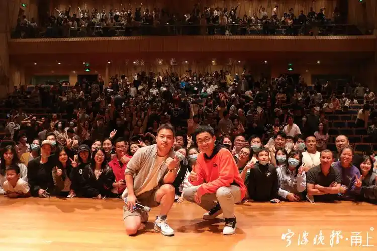 几十秒一个笑点 黄西有梗脱口秀宁波首秀燃爆了