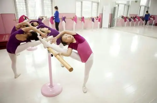 华丽的舞蹈是需要长期的训练才能表演出来的,孩子们的坚持与汗水成就